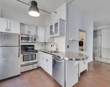 215 W 7th Street - Photo Thumbnail 17