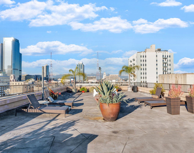 215 W 7th Street - Photo Thumbnail 32