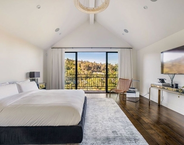 2528 Carman Crest Drive - Photo Thumbnail 20