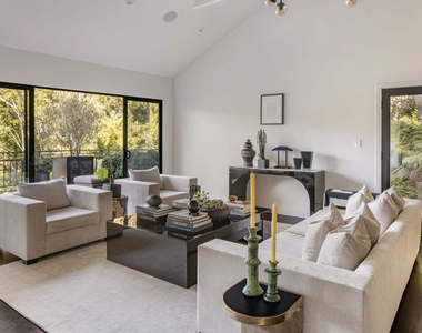 2528 Carman Crest Drive - Photo Thumbnail 5