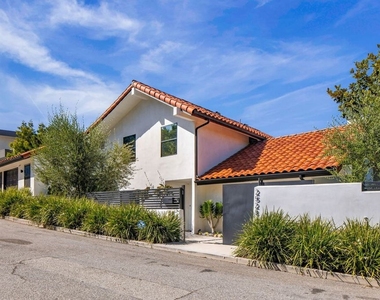 2528 Carman Crest Drive - Photo Thumbnail 3