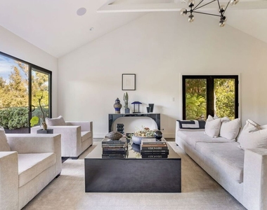 2528 Carman Crest Drive - Photo Thumbnail 6
