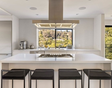 2528 Carman Crest Drive - Photo Thumbnail 9