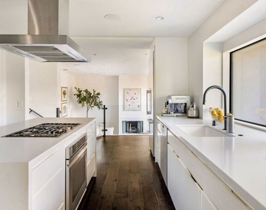 2528 Carman Crest Drive - Photo Thumbnail 10
