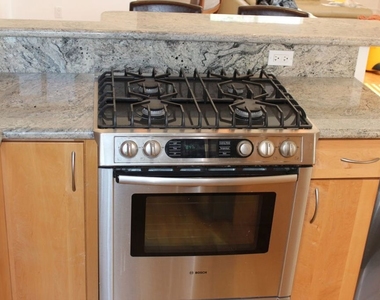1033 1/2 N Martel Avenue - Photo Thumbnail 7