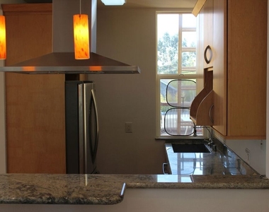 1033 1/2 N Martel Avenue - Photo Thumbnail 5