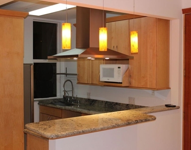 1033 1/2 N Martel Avenue - Photo Thumbnail 4