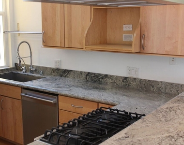 1033 1/2 N Martel Avenue - Photo Thumbnail 3