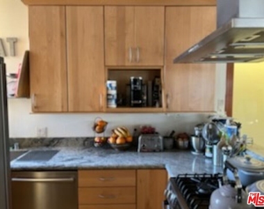 1033 1/2 N Martel Avenue - Photo Thumbnail 6