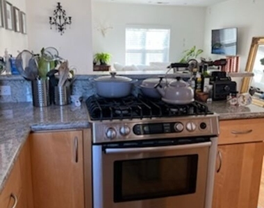 1033 1/2 N Martel Avenue - Photo Thumbnail 8