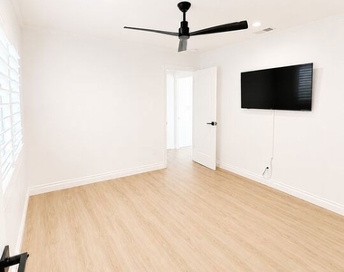 1636 Courtney Avenue - Photo Thumbnail 8