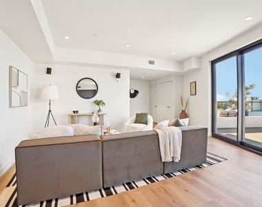 1110 S Spaulding Avenue - Photo Thumbnail 5
