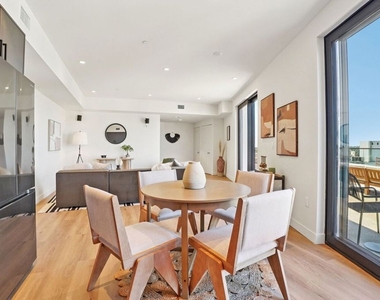 1110 S Spaulding Avenue - Photo Thumbnail 2