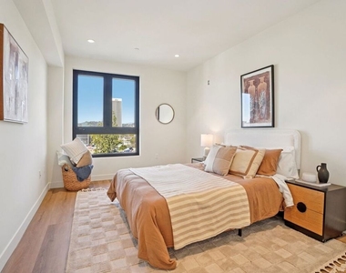1110 S Spaulding Avenue - Photo Thumbnail 8