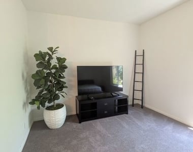 10600 Holman Avenue - Photo Thumbnail 8