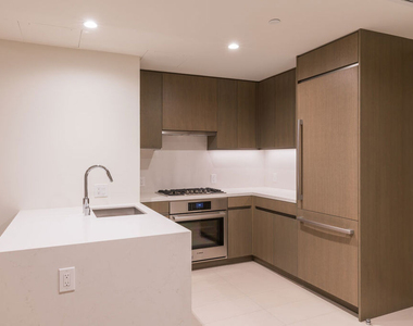 889 Francisco Street - Photo Thumbnail 6