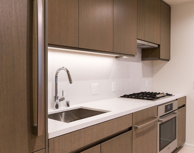 889 Francisco Street - Photo Thumbnail 6