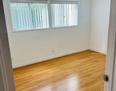 2337 W Gramercy Avenue - Photo Thumbnail 14