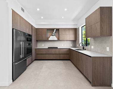 307 N Wilton Place - Photo Thumbnail 2