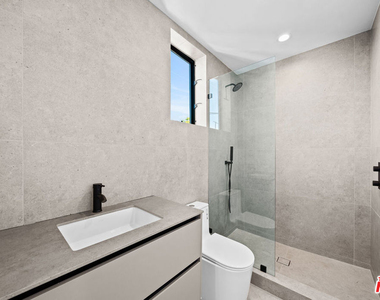 307 N Wilton Place - Photo Thumbnail 3