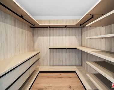 307 N Wilton Place - Photo Thumbnail 7