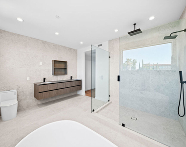 307 N Wilton Place - Photo Thumbnail 6