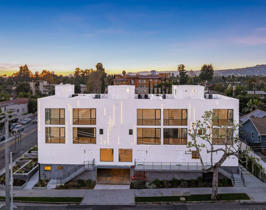 307 N Wilton Place - Photo Thumbnail 10