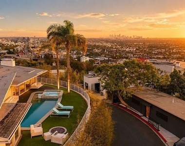 8411 Hollywood Boulevard - Photo Thumbnail 32