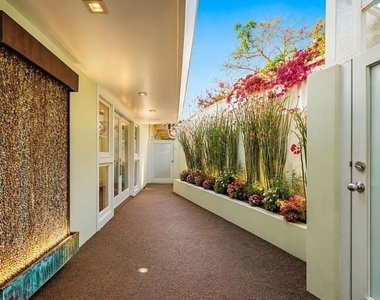 8411 Hollywood Boulevard - Photo Thumbnail 28