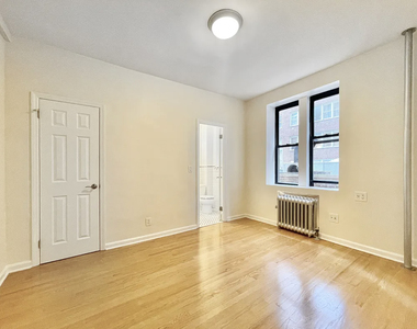 West 45th Street - Photo Thumbnail 2