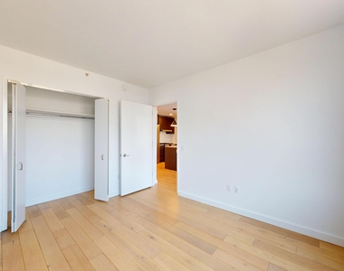 144-74 Northern Boulevard - Photo Thumbnail 4