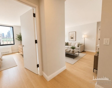W 48th St - Photo Thumbnail 4