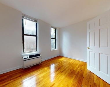 East 93 Street - Photo Thumbnail 4