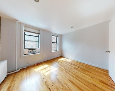 East 7th Street - Photo Thumbnail 4