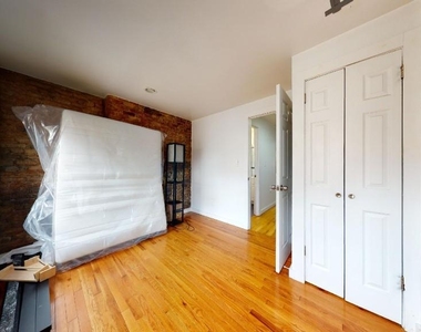 East 7th Street - Photo Thumbnail 7