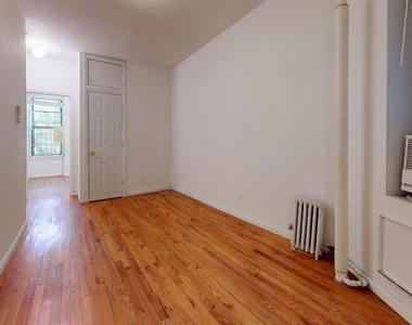 East 89 Street - Photo Thumbnail 2