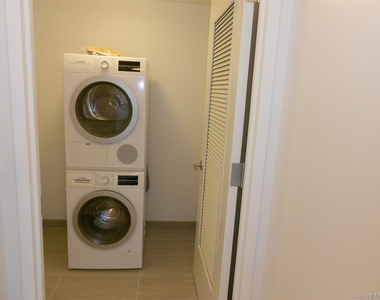138-35 39 Avenue - Photo Thumbnail 3