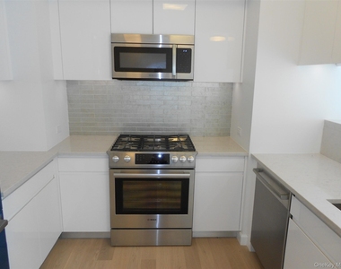 138-35 39 Avenue - Photo Thumbnail 2