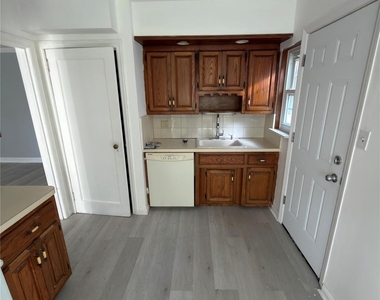 18316 64th Avenue - Photo Thumbnail 6