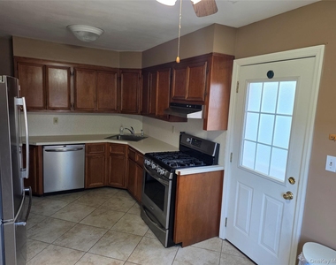 220 Raff Avenue - Photo Thumbnail 2