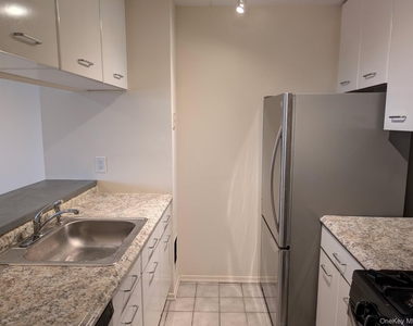 4 Martine Avenue - Photo Thumbnail 11