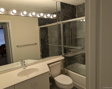 4 Martine Avenue - Photo Thumbnail 13