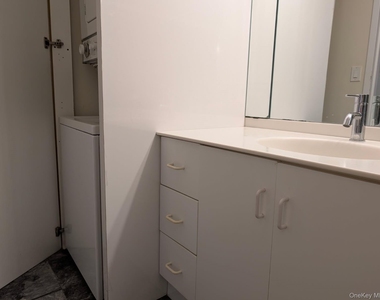 4 Martine Avenue - Photo Thumbnail 14