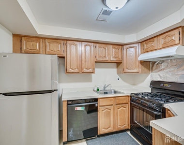 906 Montague Avenue - Photo Thumbnail 9