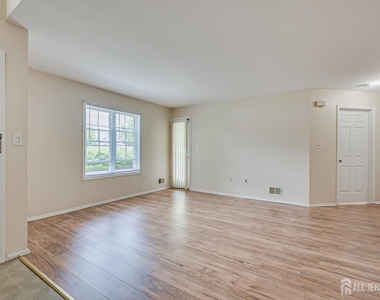 906 Montague Avenue - Photo Thumbnail 3