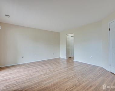 906 Montague Avenue - Photo Thumbnail 13