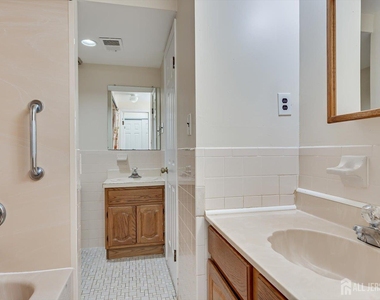 906 Montague Avenue - Photo Thumbnail 14