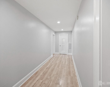 107 Macarthur Avenue - Photo Thumbnail 7