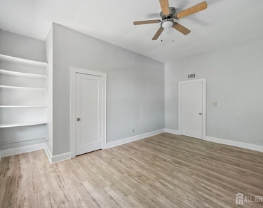 107 Macarthur Avenue - Photo Thumbnail 2
