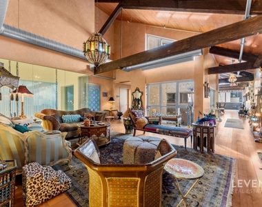 135 W 4th Street - Photo Thumbnail 4